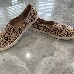 Toms Avalon Loafer Sneaker Shoes Sz 9.5 Natural Texture Leopard Comfort Flats